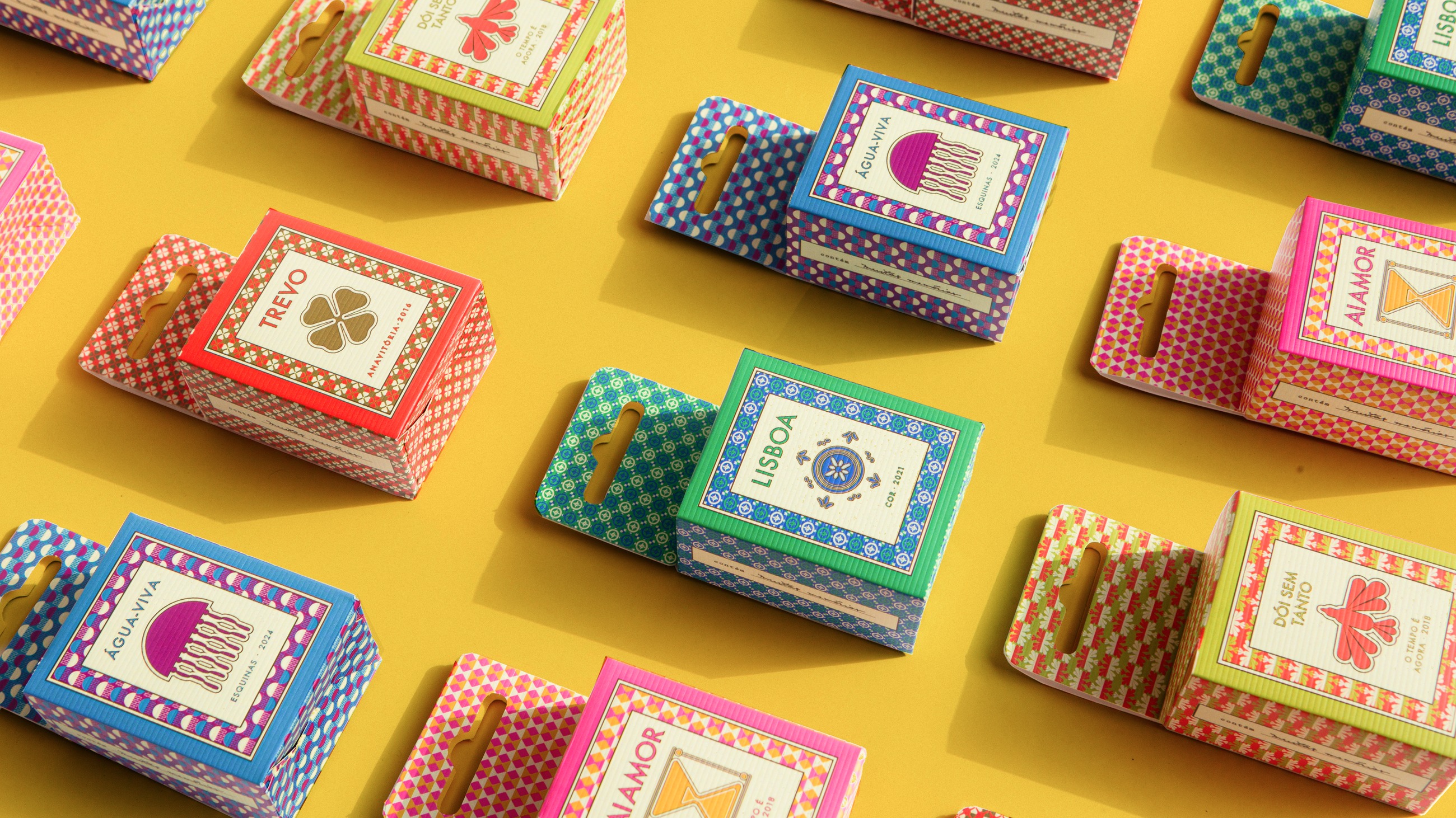 The five Traquitanas Sonoras boxes arranged in a repeating grid on yellow
